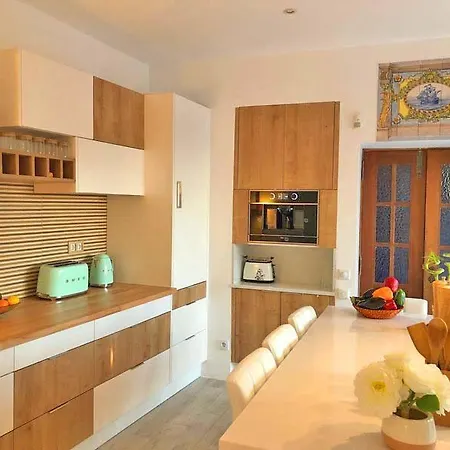 Sleeps 10 Pool Air Con
