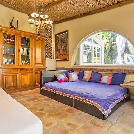 Villa Sleeps 10 Pool Air Con