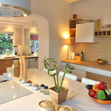 Sleeps 10 Pool Air Con *